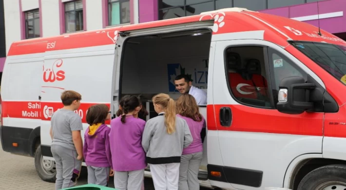 Kocaeli İzmit’te öğrencilerden Patibüs’e mama desteği