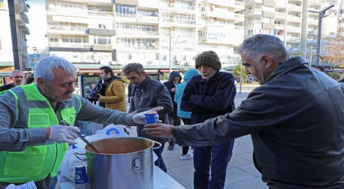 Giyim bankasına gelen depremzedelere sıcak çorba