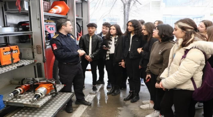 Manisa Lisesi öğrencilerinden Büyükşehir İtfaiyesi’ne ziyaret