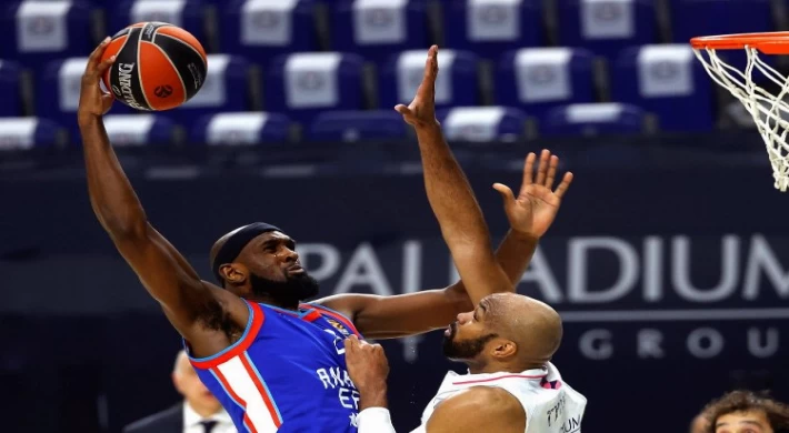 Anadolu Efes’in basketbolcusu hastaneye kaldırıldı