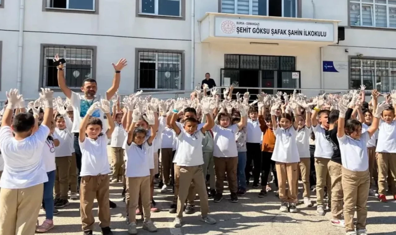 Bursa’da ilkokul öğrencilerinden temizlik farkındalığı