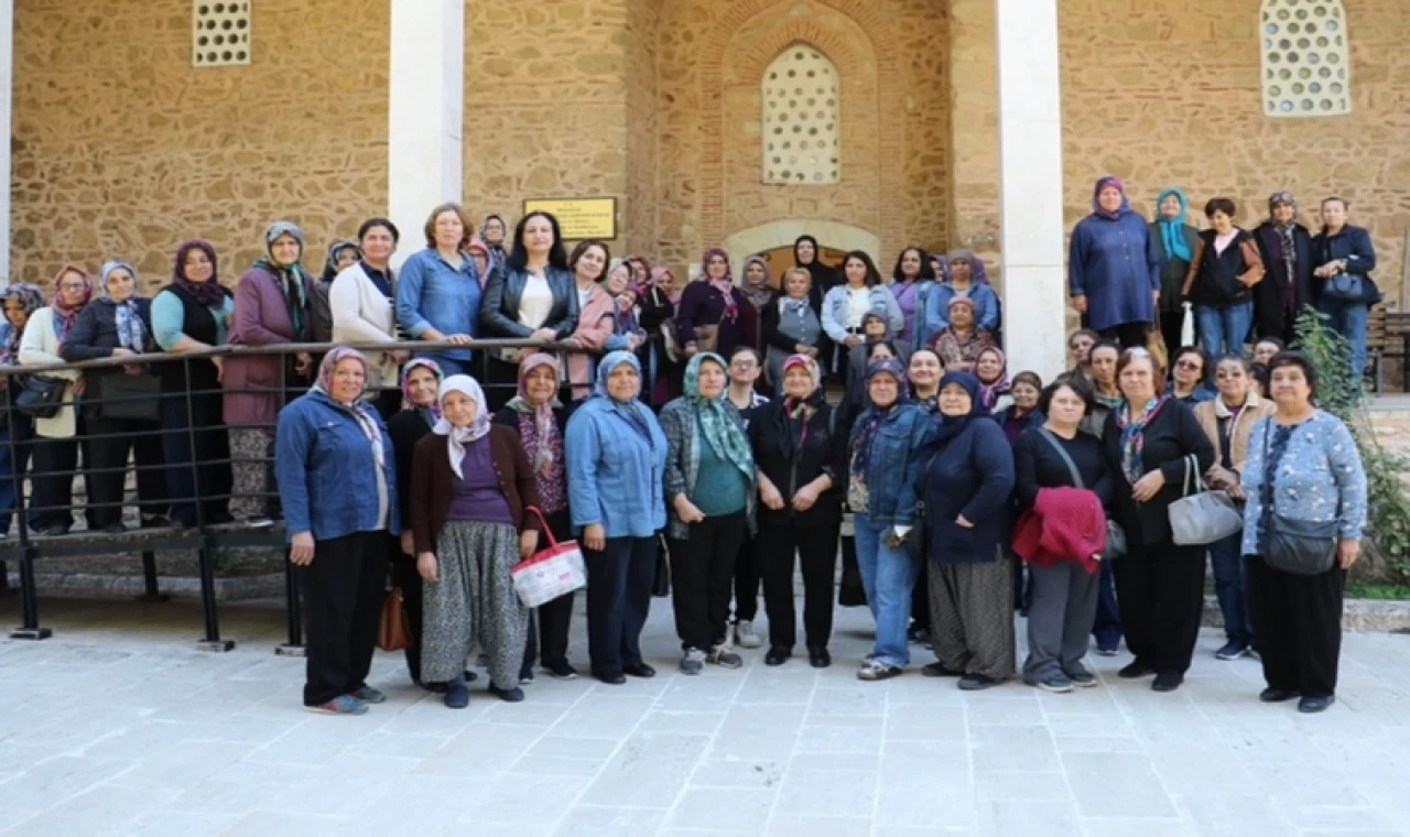 Gölmarmara’dan 98 kişilik kadın kafilesi Manisa’yı gezdi