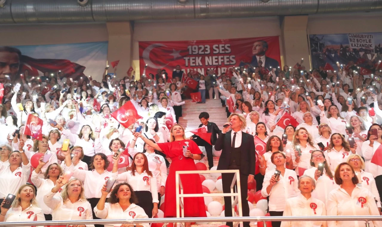 Soner Arıca İzmit’te Cumhuriyet için gönüllü sahne aldı