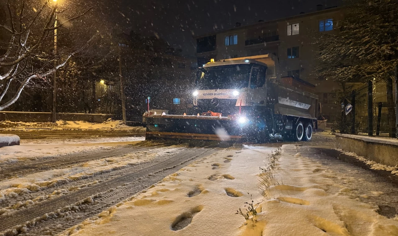 Ankara Keçiören’de ekipler yolları tuzlamaya devam