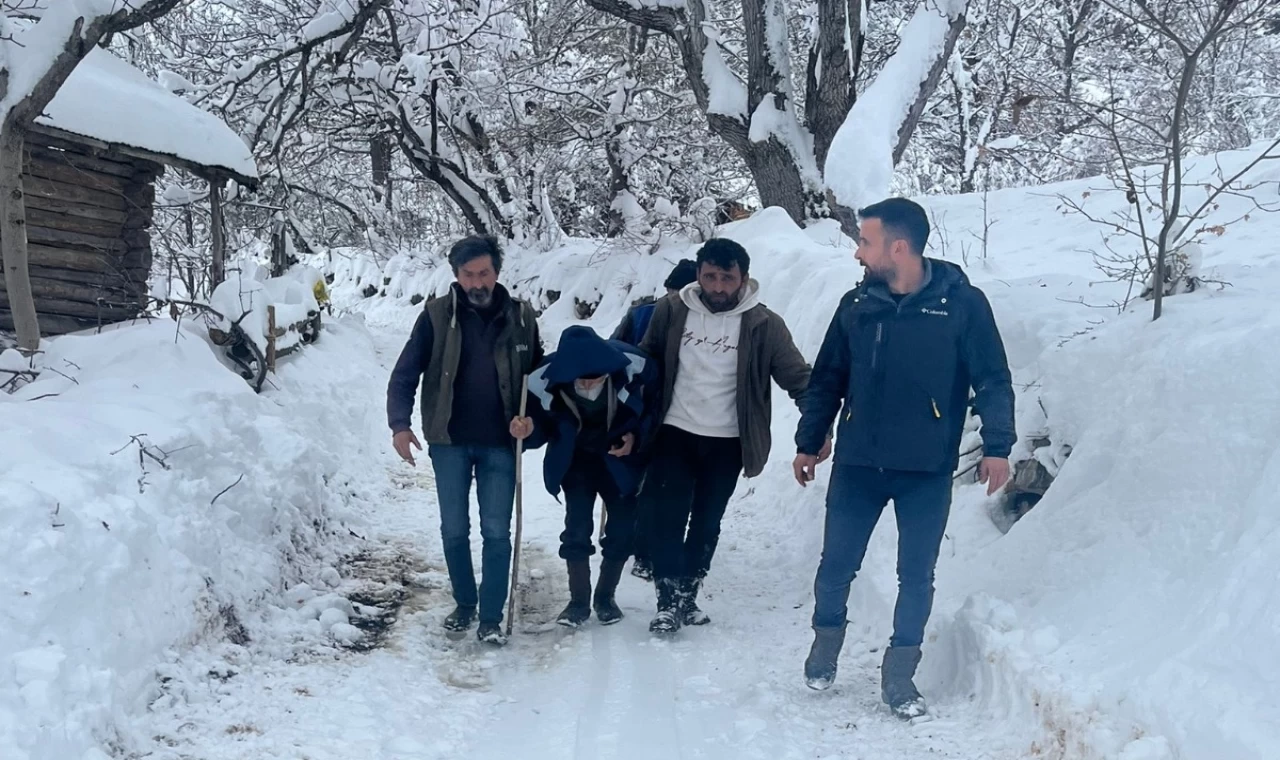 Artvin Ardanuç’ta İl Özel İdare ekipleri yaşlı hastaya ’nefes’ oldu