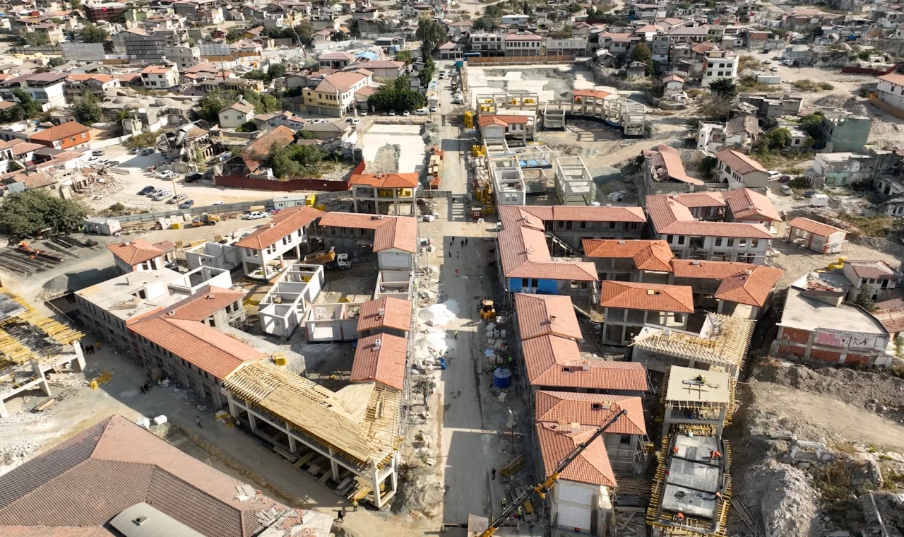 Hatay’ın kalbi ayağa kaldırılıyor! Tarihi Uzun Çarşı’da depremin izleri siliniyor