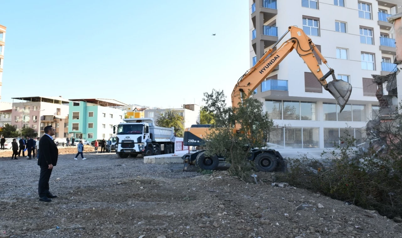 İzmir Çiğli’de Balatçık’a yeni yol... Trafiği rahatlatacak yıkımlar başladı