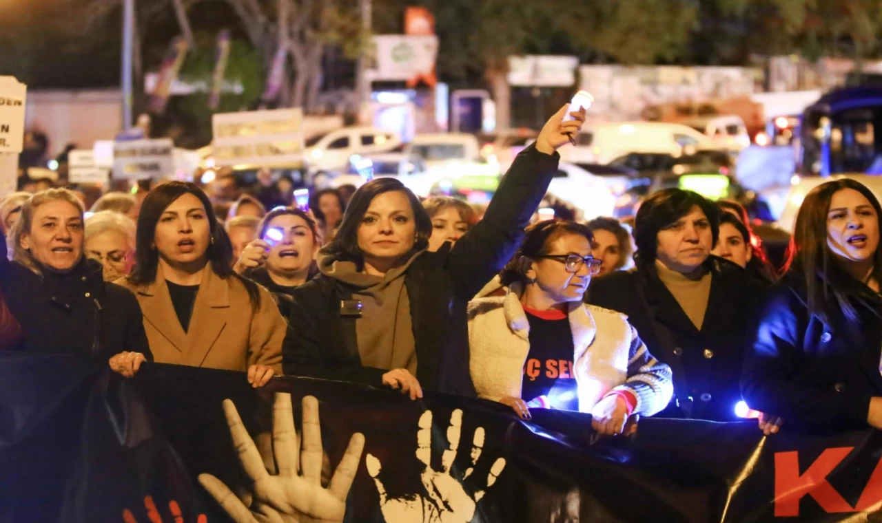 İzmirli kadınlar şiddete karşı ’tek yürek’