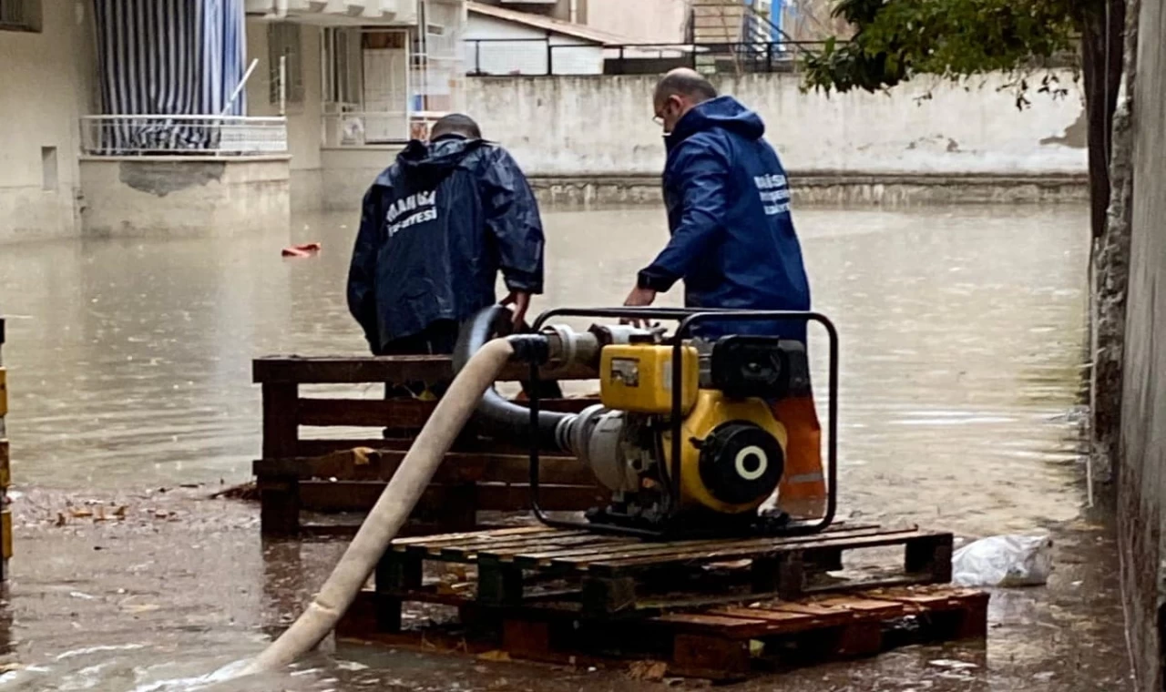 Manisa’da fırtına ve yağış ekipleri seferber etti