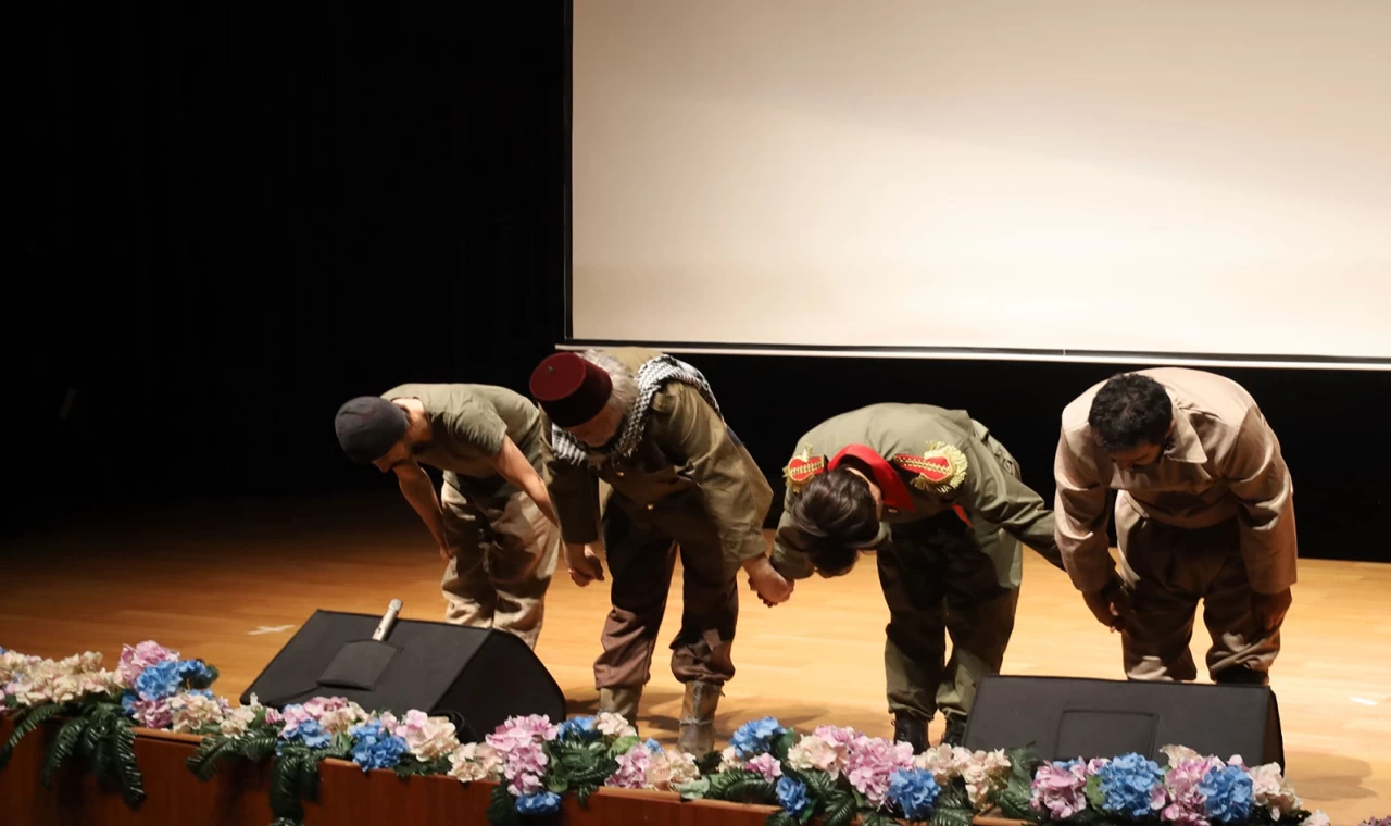 Sakarya’da “Aşk Derinlerde Onbaşı” tiyatro oyunu sanatseverlerle buluştu