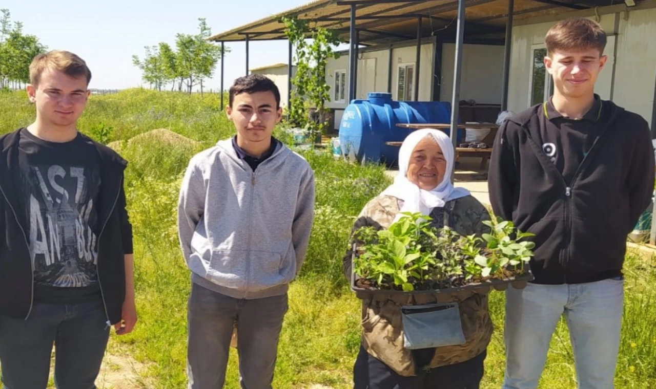 Tekirdağ’da öğrenciler ürettikleri fideleri köy kadınlarına ücretsiz dağıttı