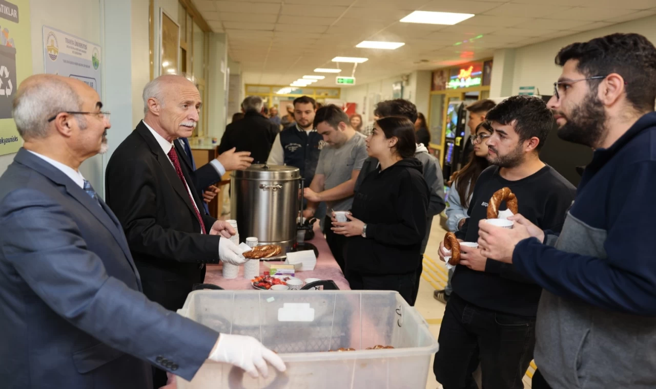 Trakya Üniversitesi’nde Rektör’den simit ayran ikramı