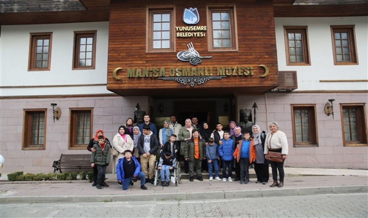 Akhisarlı özel eğitim öğrencileri, Manisa’yı gezdi