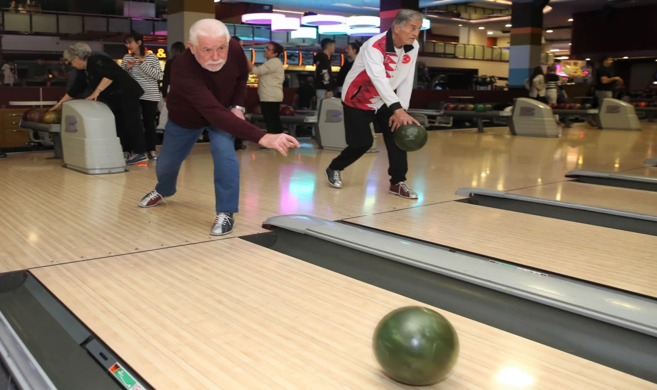 Ankara’da huzurevi sakinleri bowling ile eğlendi