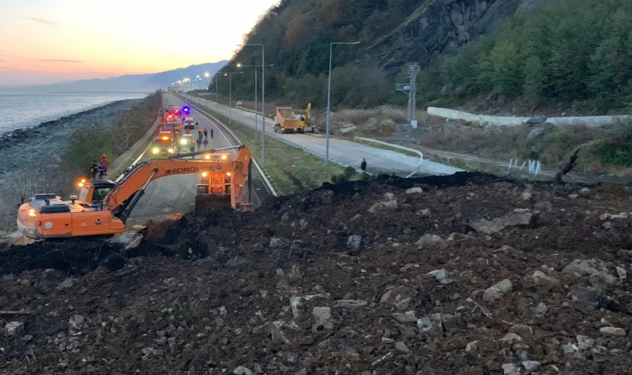 Artvin’de heyelan kabusu: Dağ koptu yola indi! O yol çift yönlü ulaşıma kapandı!