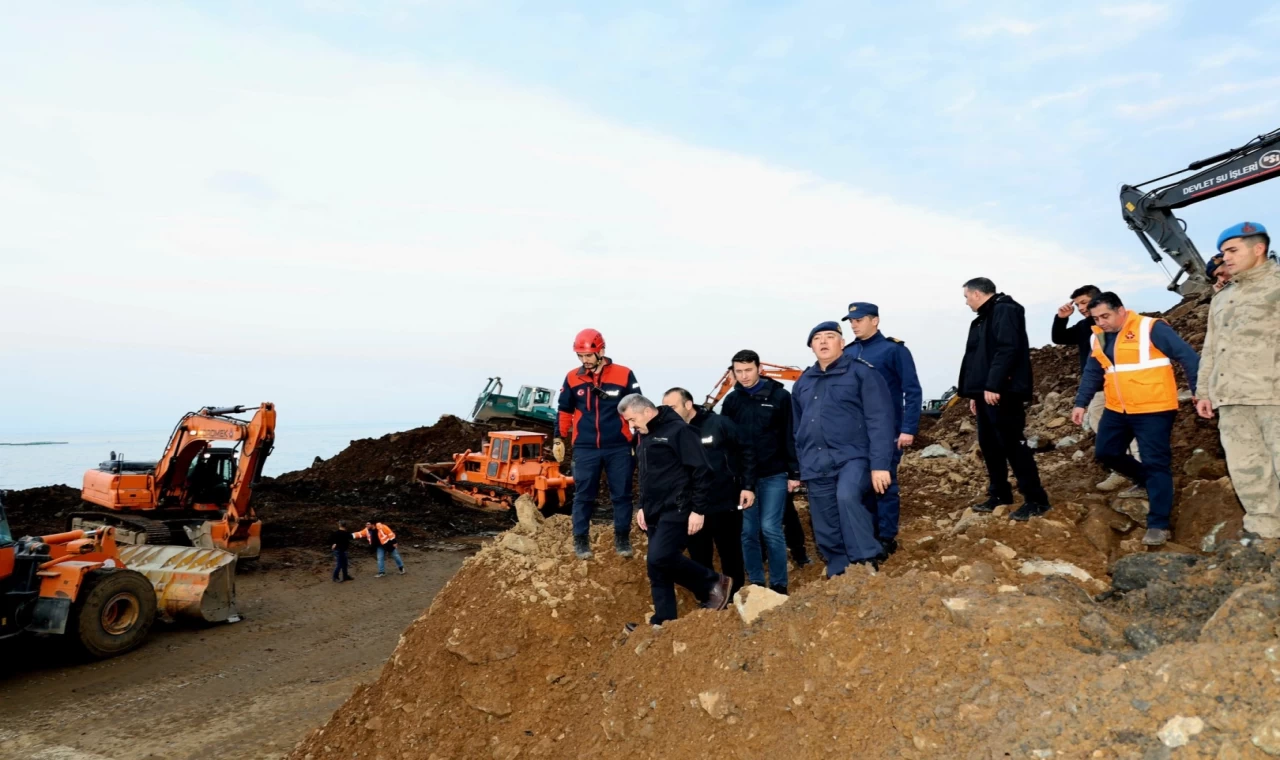 Artvin’de heyelandan kapanan yolda ulaşım tek şeritten!