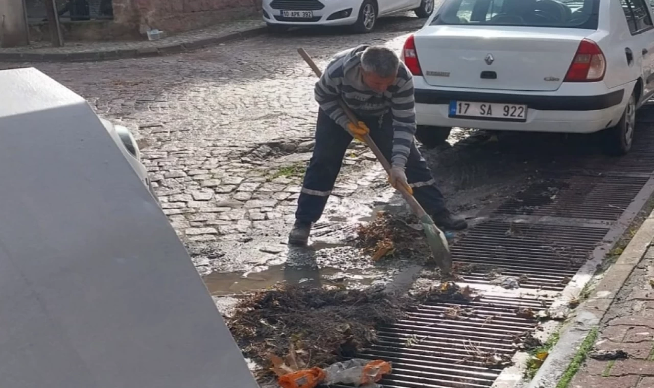 Ayvalık’ta yağmur sonrası dip bucak temizlik