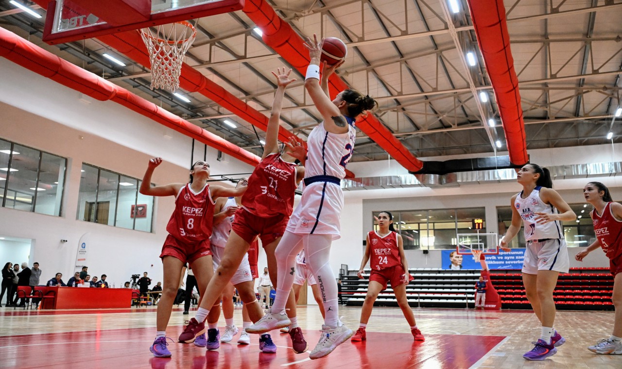 Başkan Böcek ve Başkan Kocagöz kadın basket maçını birlikte izledi