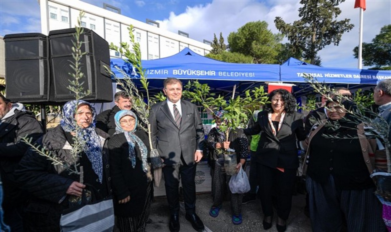 Başkan Tugay, Kınık’ta üreticilere fidan dağıttı