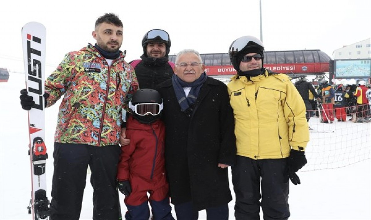 Büyükkılıç, Erciyes Kayak Merkezi’nde kayakseverlerle buluştu