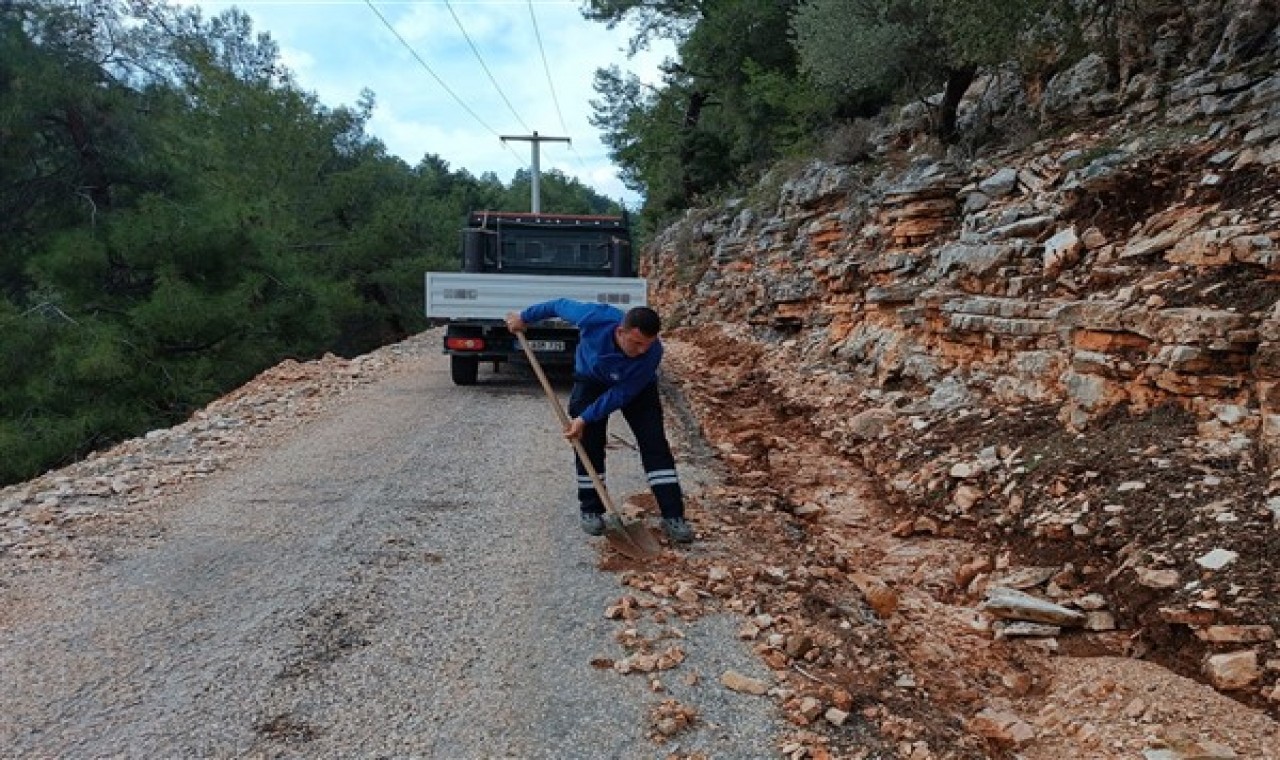 Finike’de taş ve mıcırla kaplanan yol temizlendi