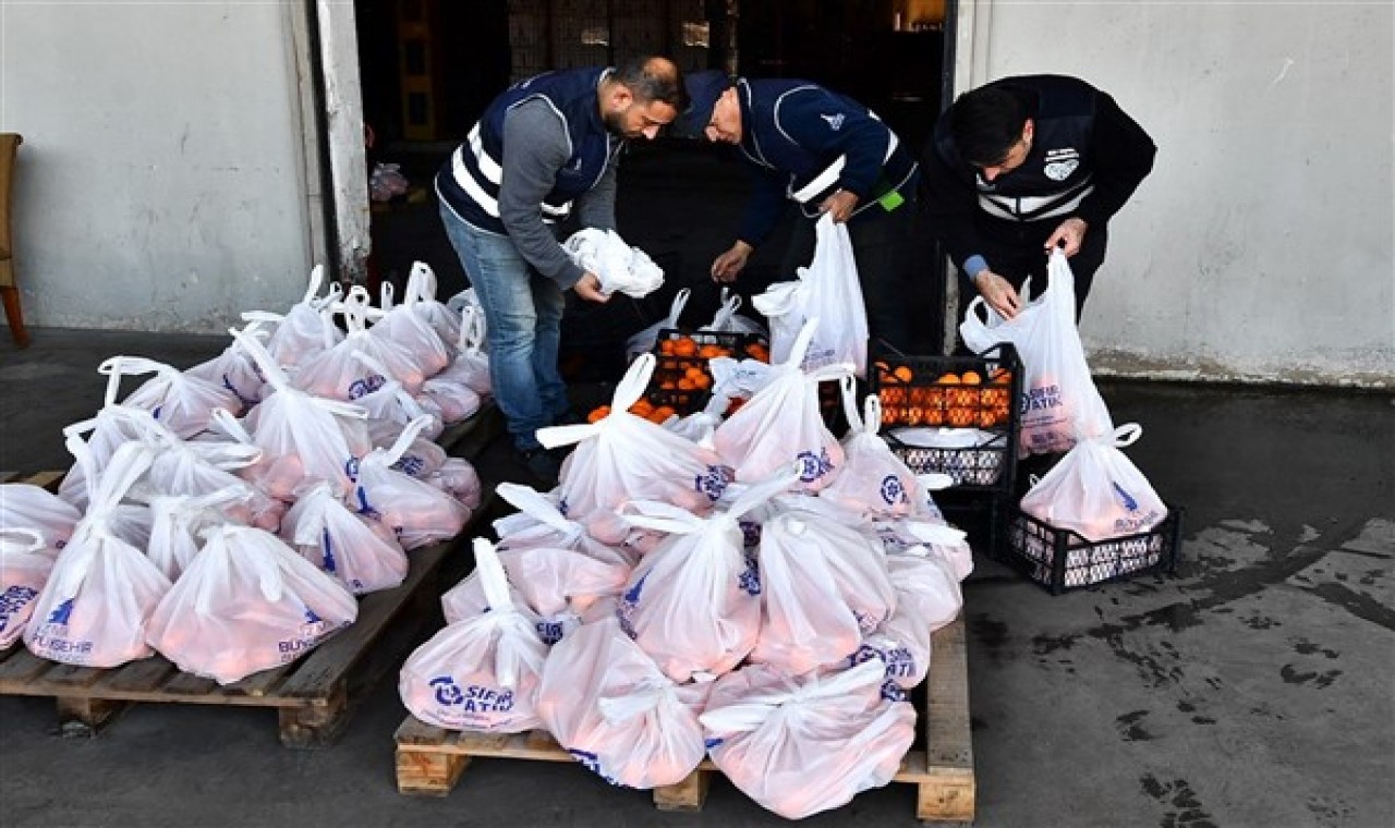 İzmir’de 5 ton mandalina örnek iş birliği ile dağıtılıyor