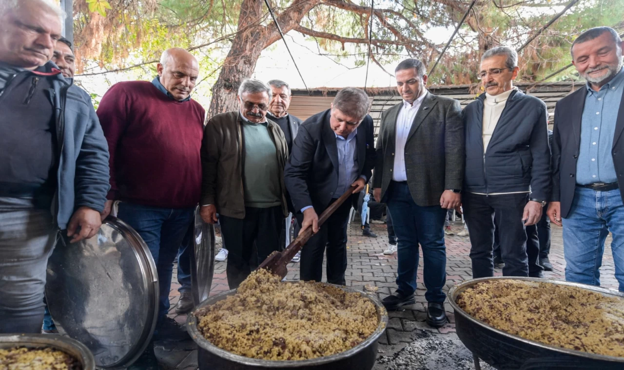 İzmir’de gönüller bir oldu, lokmalar paylaşıldı