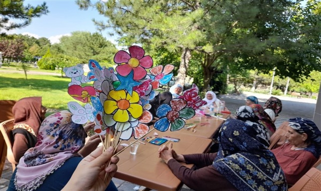 Kayseri Hacı-Rukiye Gazioğlu Huzurevi sakinleri, el becerilerini geliştiriyor