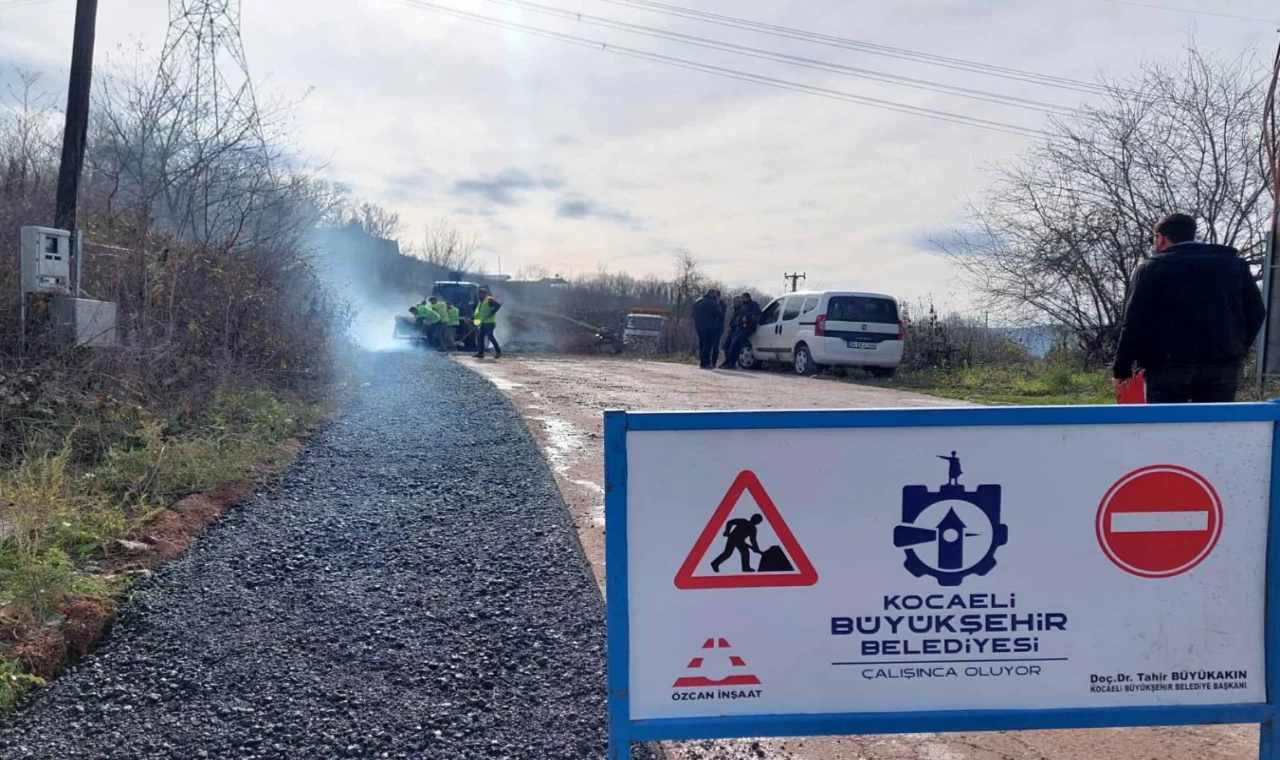 Kocaeli Körfez’de çöken yola anında müdahale