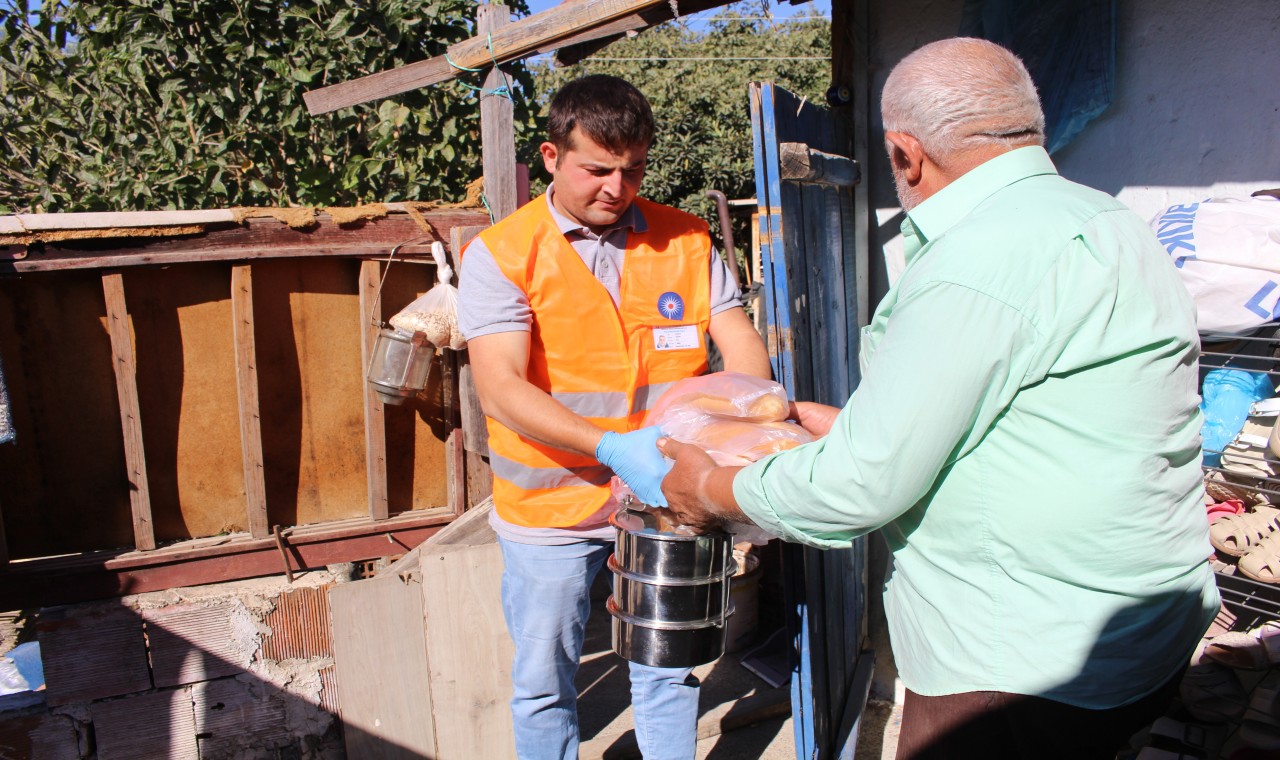 Manavgat Aşevi günlük 450 porsiyon sıcak yemek dağıtımı yapıyor