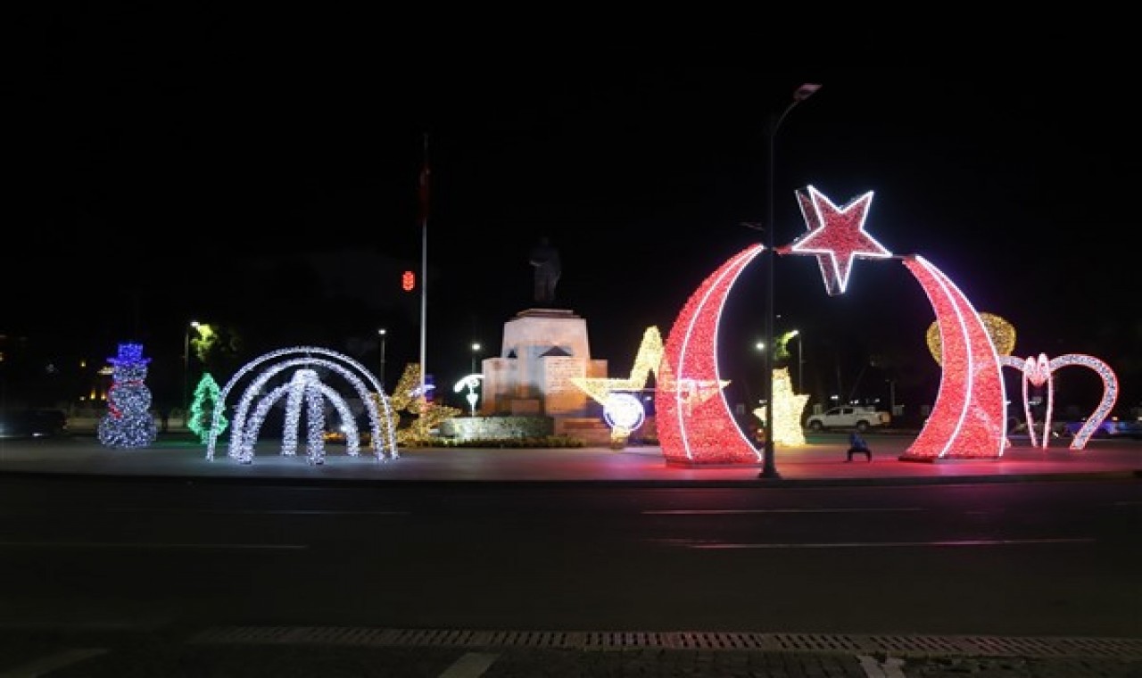 Muğla Büyükşehir, yılbaşı süslemeleriyle kenti renklendirdi