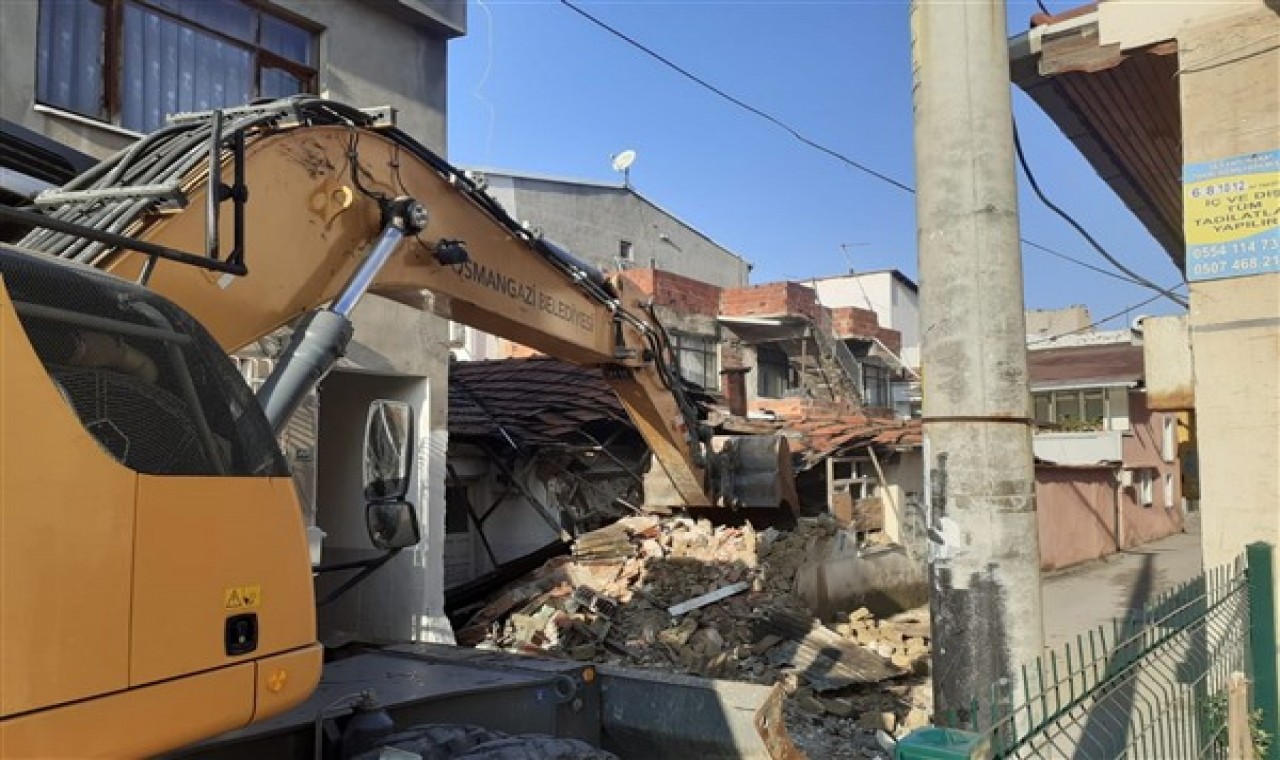 Osmangazi Belediyesi ekipleri metruk binaların yıkımını sürdüryor