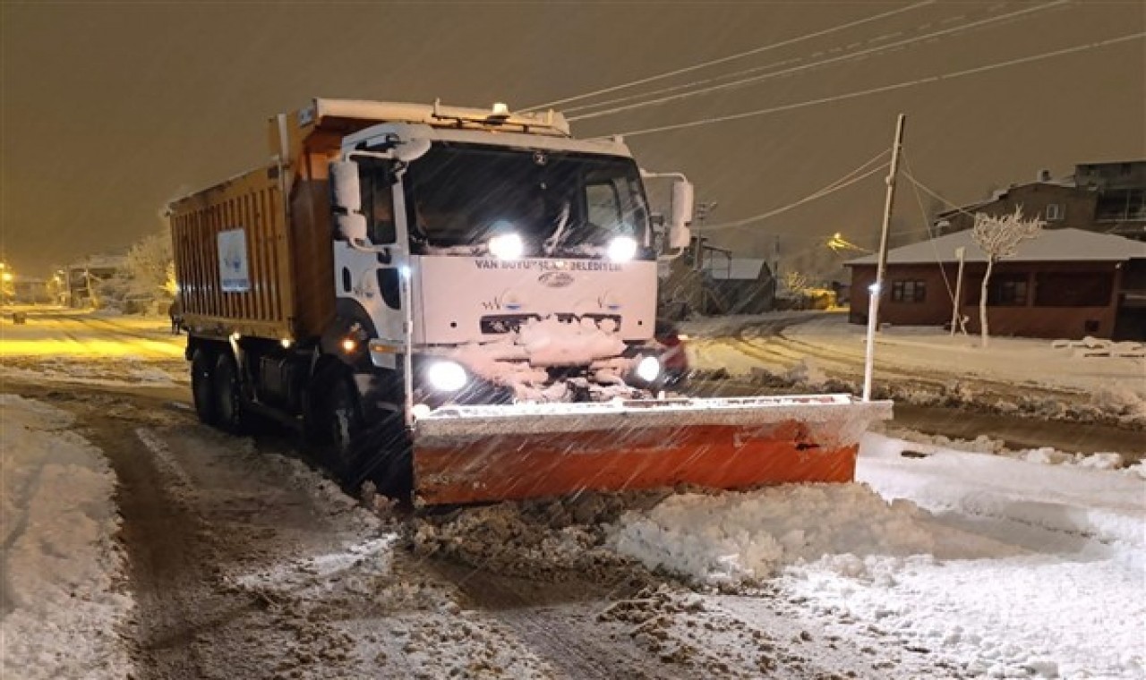 Van Büyükşehir Belediyesi kar mesaisinde