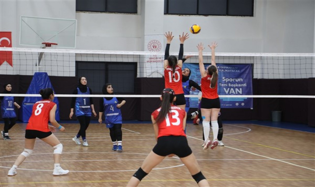 Van büyükşehir ile İran Ghahreman kadın voleybol takımı arasında dostluk maçı yapıldı