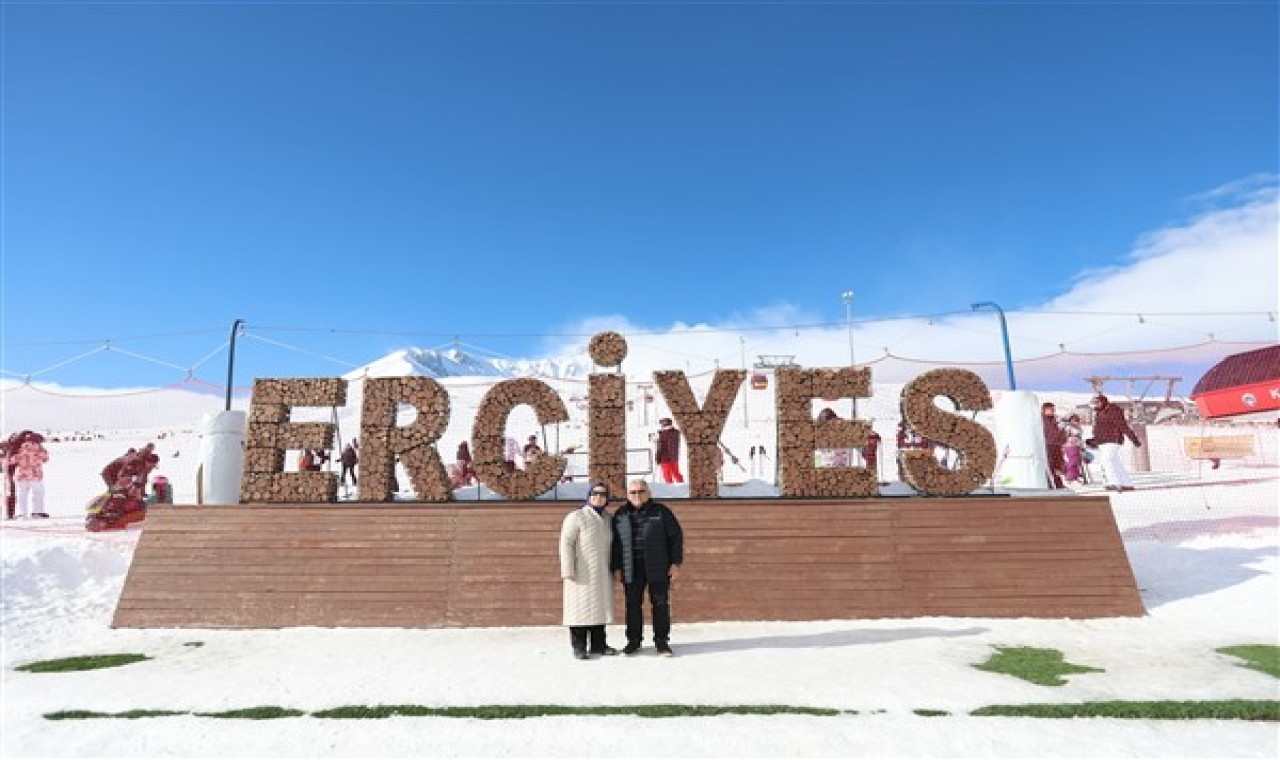 Başkan Büyükkılıç, Erciyes Kayak Merkezi’nde ziyaretçiler ile bir araya geldi