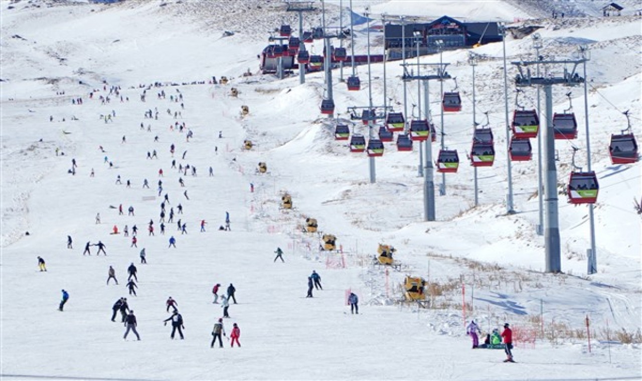 Erciyes Kayak Merkezi, yeni yılın ilk gününde 110 bin kişiyi ağırladı