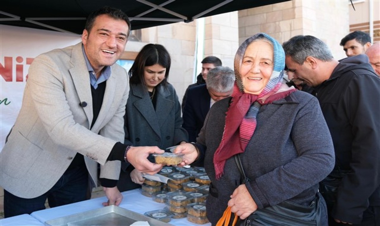 Giresun Belediyesi’nden vatandaşlara helva ikramı