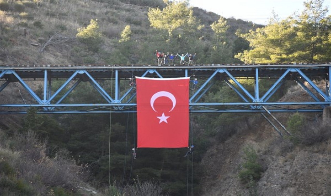 Kanlıgeçit Tren Köprüsüne, Türk Bayrağı asıldı