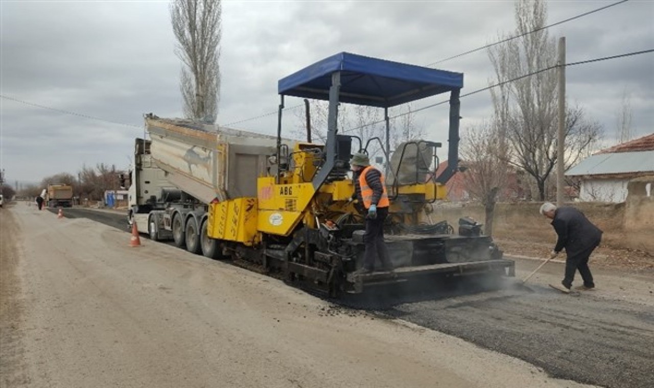 Kayseri Büyükşehir Belediyesi’nden Sarıoğlan’da yol bakım onarım ve asfaltlama çalışması